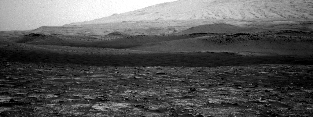 La mini tornade de poussière (visible sur ce Gif sous forme d'un fin filet blanc au deuxième plan) a été capturée le 9 avril dans le cratère de Gale sur Mars. Les images couvrent un laps de temps d’environ 5 minutes de vidéo. © Nasa