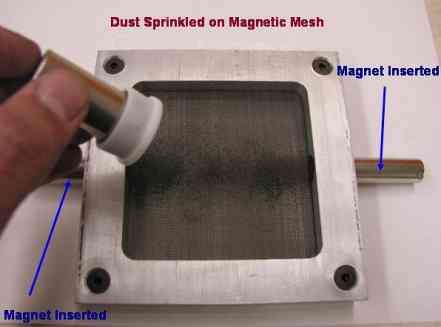En laboratoire, des grains de poussière lunaire saupoudrés sur un réseau métallique assorti d'un aimant s'alignent sagement... (Crédits : NASA)