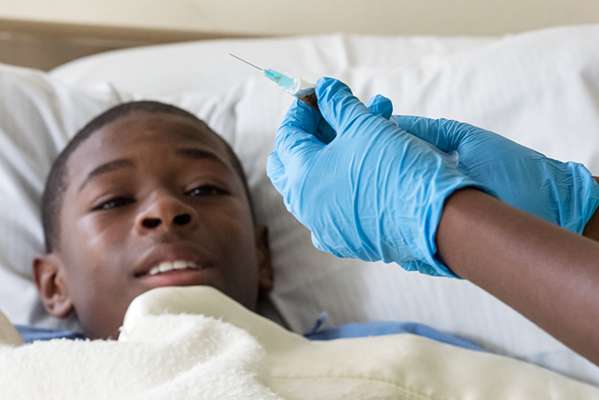 La vaccination des garçons entre 11 et 14 ans, en plus des filles, est une nécessité, pour éliminer les cancers du col de l'utérus et éviter ceux de la gorge et de l'anus. © Juanmonino, Istock.com