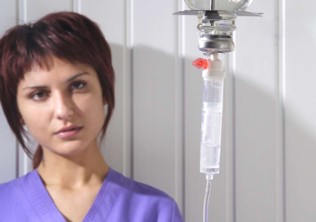 Arrêt du traitement, excès d'antidouleurs... Certains médecins pratiquent parfois l'euthanasie alors que la loi le leur interdit. © Anatoly43, StockFreeImages.com
