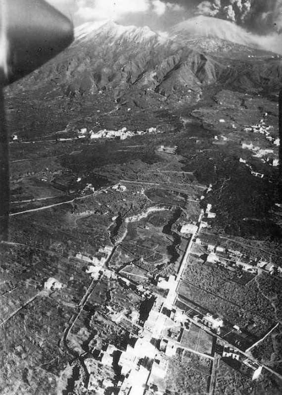 Les coulées de lave à l'ouest du Vésuve le 23 mars 1944 (en noir). À l'arrière-plan, on remarque la base du panache de cendres émis depuis le sommet du volcan. © d'après Giuseppe Imbò (1949)