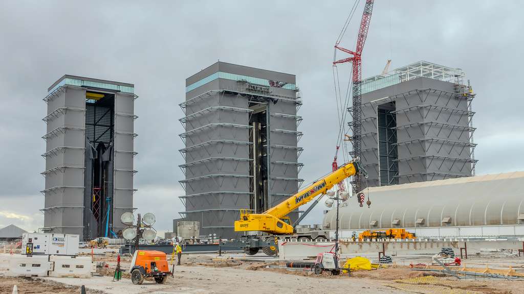 Les trois bâtiments de préparation des étages du Starship. À proprement parler, le Starship n'est pas assemblé à l'intérieur de ces bâtiments. Les deux étages qui le forment, le Super Heavy et le Starship, sont empilés au pas de tir. © Rémy Decourt