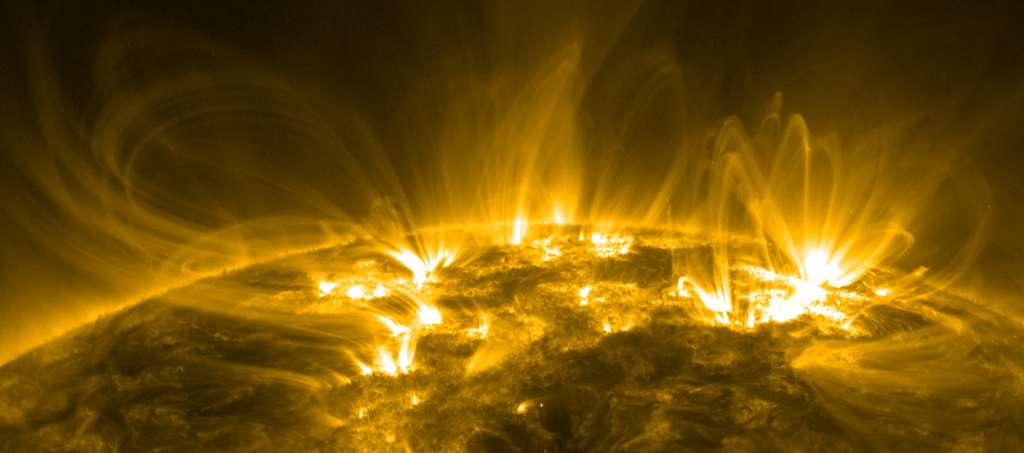 Les scientifiques pensent que les points chauds de SGR 1830 ressemblaient probablement aux bases des boucles coronales fréquemment observées sur le Soleil. Dans cette vue ultraviolette extrême du Solar Dynamics Observatory de la Nasa, des boucles de gaz ionisé tracent des champs magnétiques émergeant de la surface solaire en suivant leurs lignes de champs. © Nasa, SDO