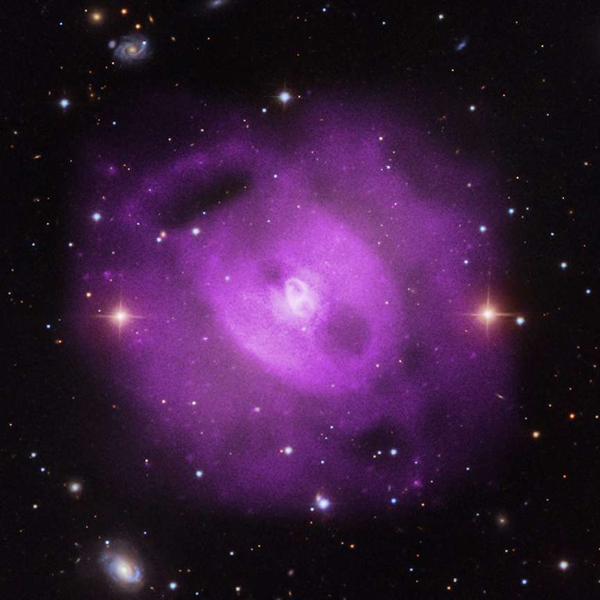Les observations de Chandra en rayons X (en mauve) trahissent la présence d'un gaz chauffé à plus d'un million de degrés autour d'une galaxie elliptique géante. Ces émissions sont superposées à celles de la galaxie observée dans le visible par le programme du SDSS (Sloan Digital Sky Survey). © Rayon X : Nasa, CXC, SAO, S. Randall et al., visible : SDSS
