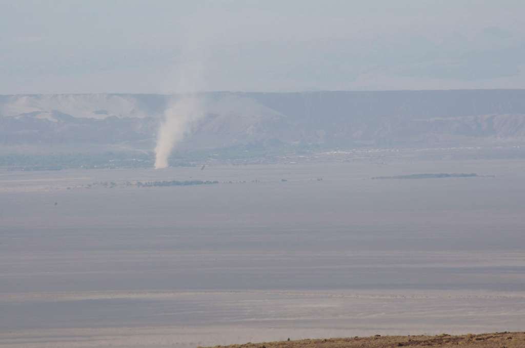 Un dust devil, tourbillon de poussière dans le désert d’Atacama Un dust devil, tourbillon de poussière dans le désert d’Atacama