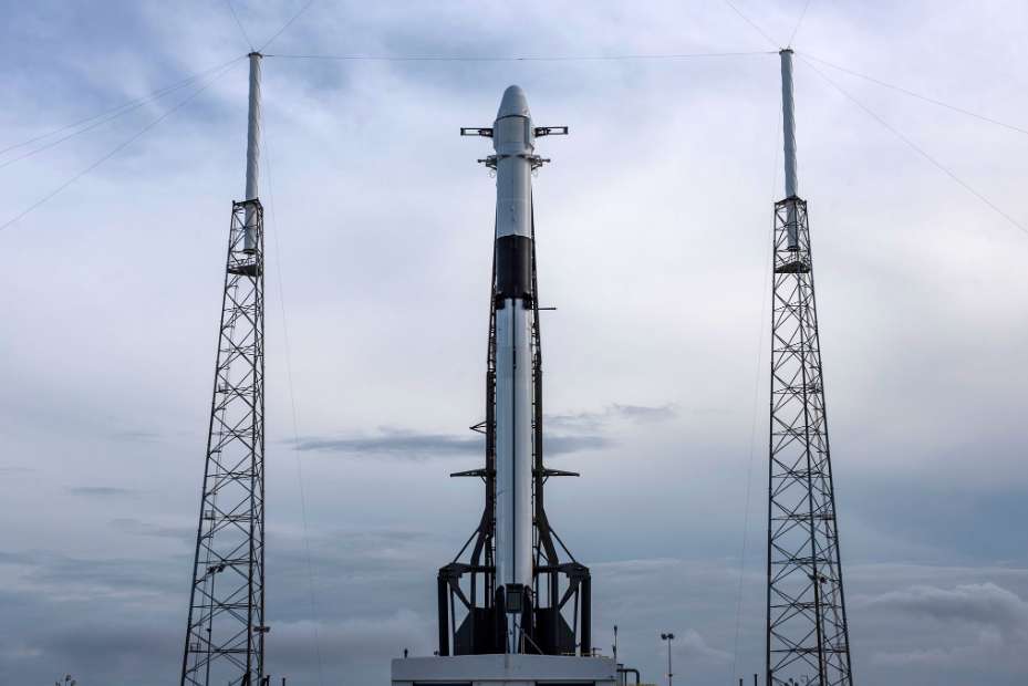 Le lanceur Falcon 9 le 2 mai 2019 avant son lancement prévu pour dans la nuit, puis reporté au 4 mai. © SpaceX
