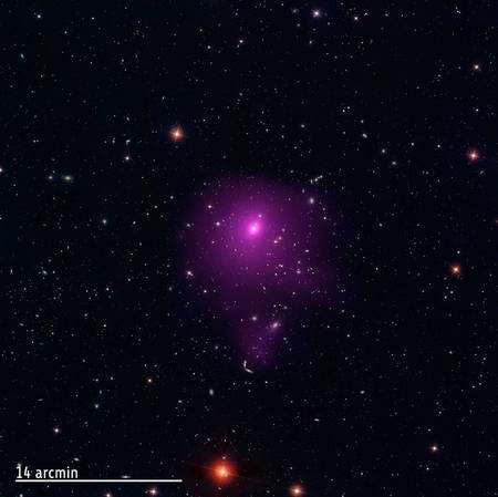 Abell 85 est l'un des amas étudié par Chandra, l'émission en rayon X du gaz inter-amas est ici en violet. Elle est surimposée à une image de l'amas prise dans la bande optique. Crédit : (NASA/CXC/SAO/A.Vikhlinin et al.), Optique (SDSS)