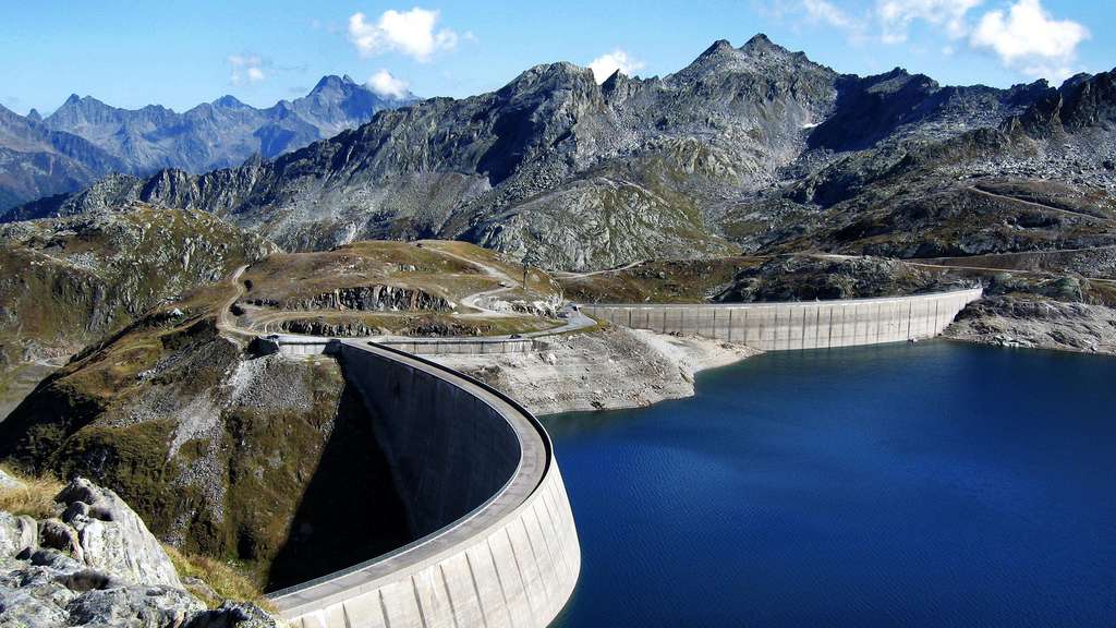 Le barrage alpin du lac Naret en Suisse Le barrage alpin du lac Naret en Suisse