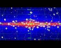 Cliché du fond diffus X, obtenu par le satellite RXTE, superposé à une image des sources infrarouges, fournie par la mission COBE ; Les points blancs correspondent à des sources de rayon X très brillantes : des trous noirs ou des étoiles à neutrons ; Néanmoins, la grande majorité des rayons X de notre galaxie proviendrait de millions de sources pâles ne pouvant être «photographiées» ; Ces sources seraient des naines blanches et des étoiles aux couronnes actives. (Crédits : NASA/RXTE-COBE/Revnivtsev) Cliché du fond diffus X, obtenu par le satellite RXTE, superposé à une image des sources infrarouges, fournie par la mission COBE ; Les points blancs correspondent à des sources de rayon X très brillantes : des trous noirs ou des étoiles à neutrons ; Néanmoins, la grande majorité des rayons X de notre galaxie proviendrait de millions de sources pâles ne pouvant être «photographiées» ; Ces sources seraient des naines blanches et des étoiles aux couronnes actives. (Crédits : NASA/RXTE-COBE/Revnivtsev)