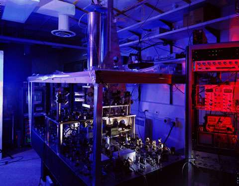 Here, the atomic clock with fountain of cesium atoms primary standard of time and frequency of the United States. In 2005, its uncertainty was displayed at 5.10-16 ss-1.