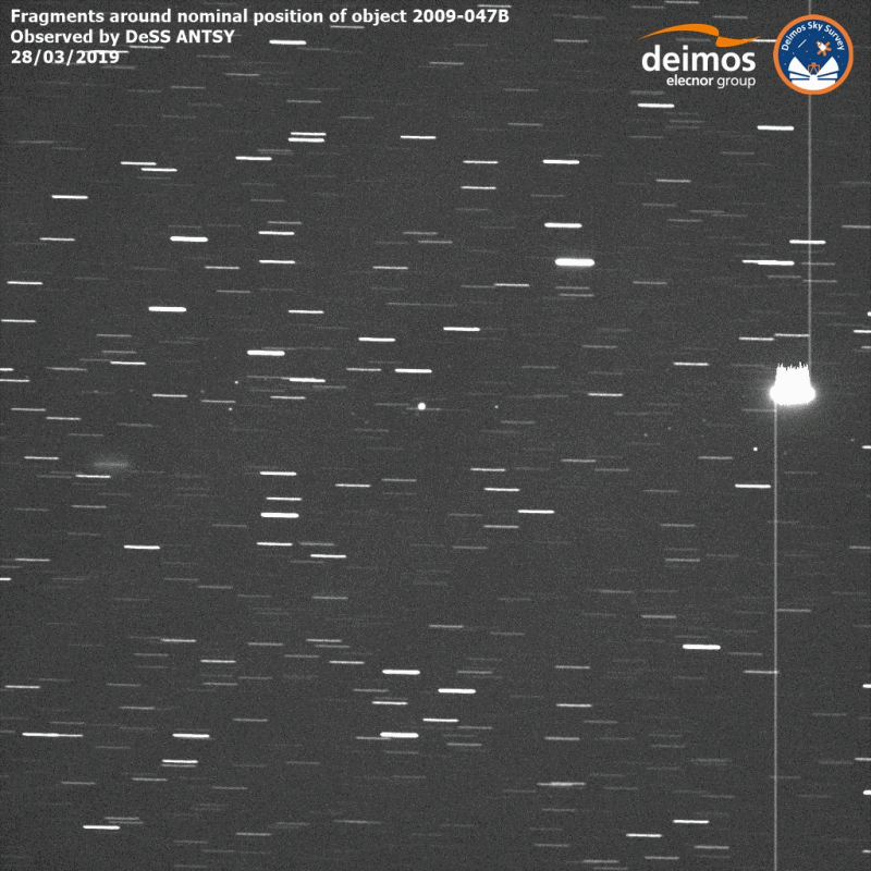 Un nuage de 40 à 60 débris relativement petits (paillettes brillantes étalées à l'horizontal au milieu de l'image), mesurant jusqu'à plus de 30 centimètres de large, entourant le reste du corps de la fusée Atlas V (le plus gros point brillant au centre de l'image), plus précisément de son étage supérieur. Les traînées blanches correspondent au mouvement apparent des étoiles en arrière-plan, tandis que les télescopes suivent le déplacement des débris. Ces images ont été capturées le 28 mars 2019 par les télescopes du Deimos Sky Survey (DeSS) situés en Espagne, un projet de surveillance des objets géocroiseurs conduit par l'entreprise privée Elecnor Deimos. © Deimos Sky Survey