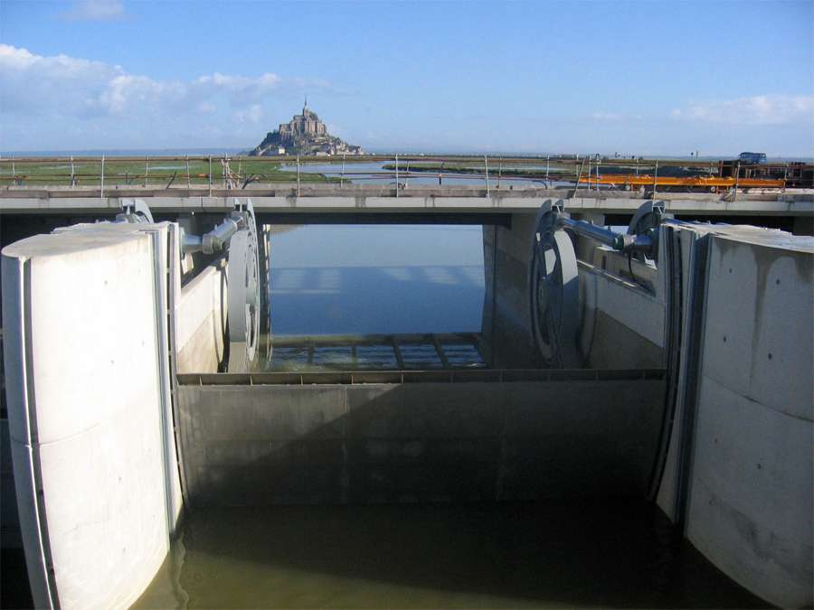 Première moitié du nouveau barrage sur le Couesnon durant les travaux Première moitié du nouveau barrage sur le Couesnon durant les travaux