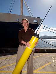 Le docteur Susan Wijffels tenant une bouée Argo. Avec Paul Durack, cette chercheuse tente de réduire les incertitudes liées au réchauffement climatique à travers le plus grand programme de suivi des océans. © Bruce Miller Le docteur Susan Wijffels tenant une bouée Argo. Avec Paul Durack, cette chercheuse tente de réduire les incertitudes liées au réchauffement climatique à travers le plus grand programme de suivi des océans. © Bruce Miller