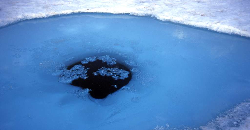 Dix ans que les chercheurs de la Nasa surveillent le secteur et ils n’avaient encore jamais observé ce type de motifs dans la glace. Ils ressemblent cependant à ce trou laissé par un phoque après y avoir repris son souffle. © Peter Prokosch, grida.no