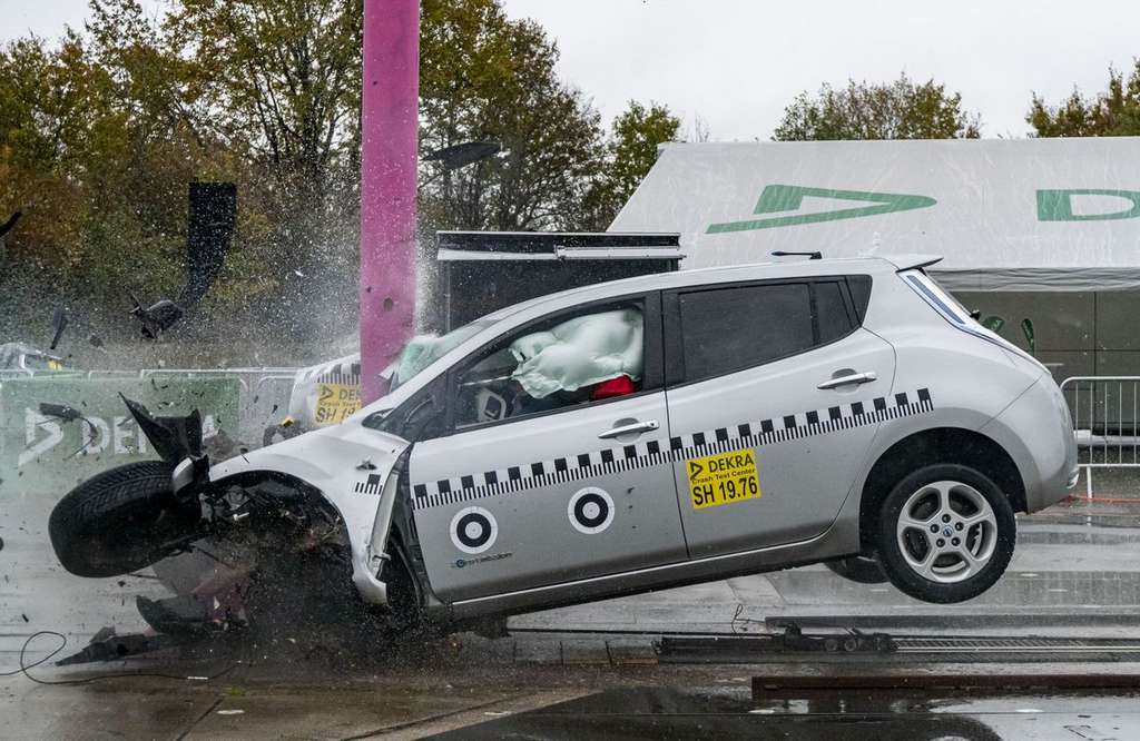 The frontal collision at 84 km / h for the Nissan Leaf is very impressive.  © Dekra