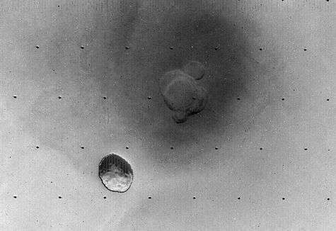 Éclipse de Soleil sur Mars. Ombre de Phobos photographié par Viking Orbiter 2 le 23 juin 1977 depuis une distance de 8.000 km.