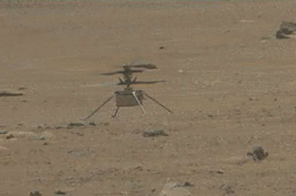 Le drone-hélicoptère Ingenuity photographié à distance avec le zoom de la mastcam de Perseverance après son 5e vol dans les airs martiens. © Nasa, JPL-Caltech, UArizona