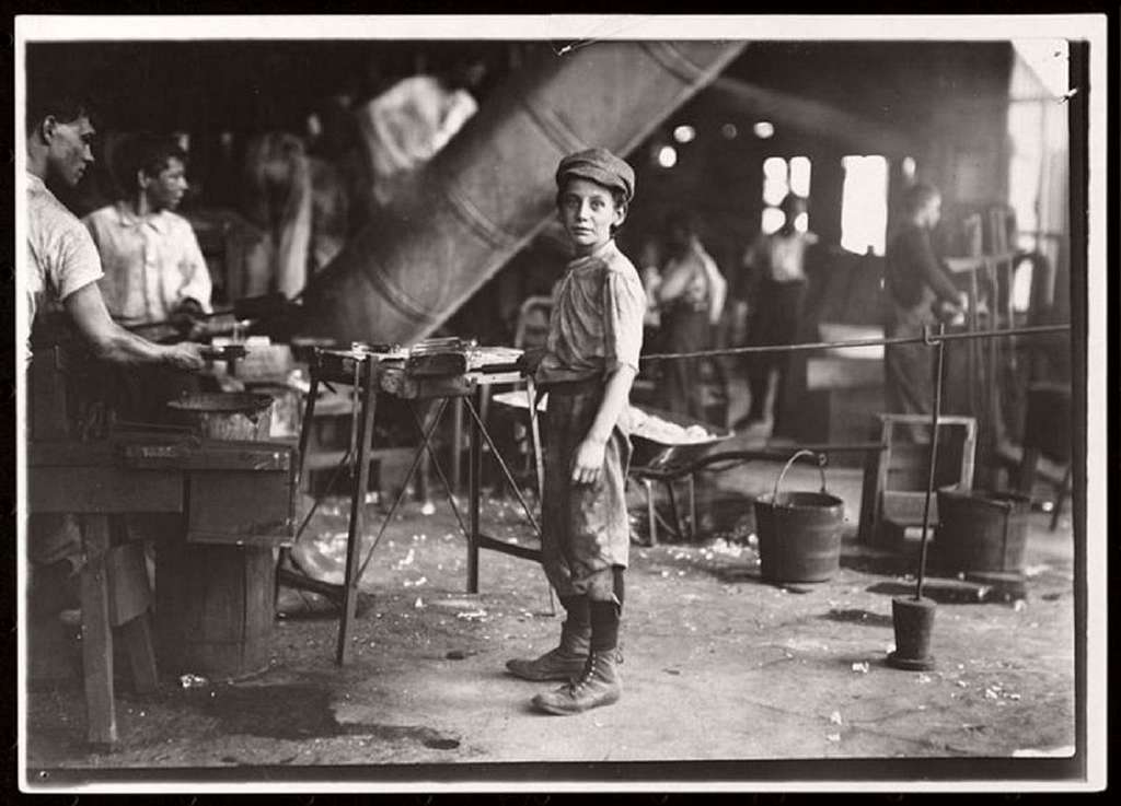 Jeune garçon travaillant dans une verrerie, USA, par Jacob Riis vers 1890. Museum of the City of New York. © monovisions.com.