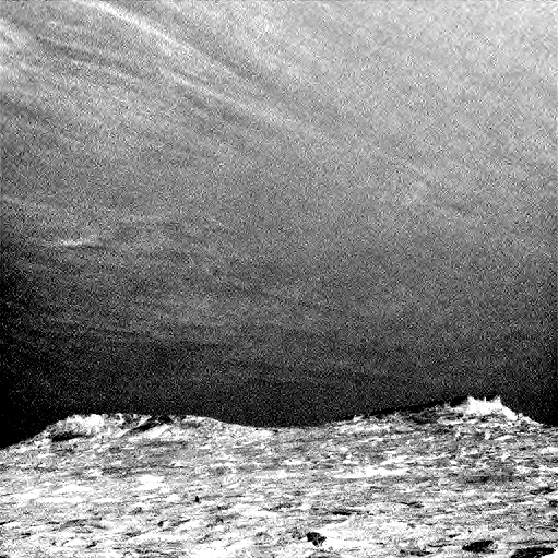 Les images de cette séquence ont été améliorées de façon à faire ressortir davantage les nuages filandreux qui se promènent dans le ciel martien du matin, en direction du sud. Elles ont été prises le 17 juillet dernier, lors du 1.758e jour martien de Curiosity. © Nasa, JPL-Caltech, York University