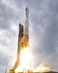 La fusée Atlas V avec les sondes LRO et LCross dans sa coiffe, décolle de Cap Canaveral, en Floride. (Cliquer sur l'image pour l'agrandir.) © United Launch Alliance/Pat Corkery