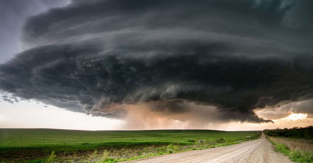 L'orage supercellulaire est souvent associé à des phénomènes violents comme cette tornade, ici à Severy, au Kansas (États-Unis). © Lane Pearman, CC by-nc 2.0