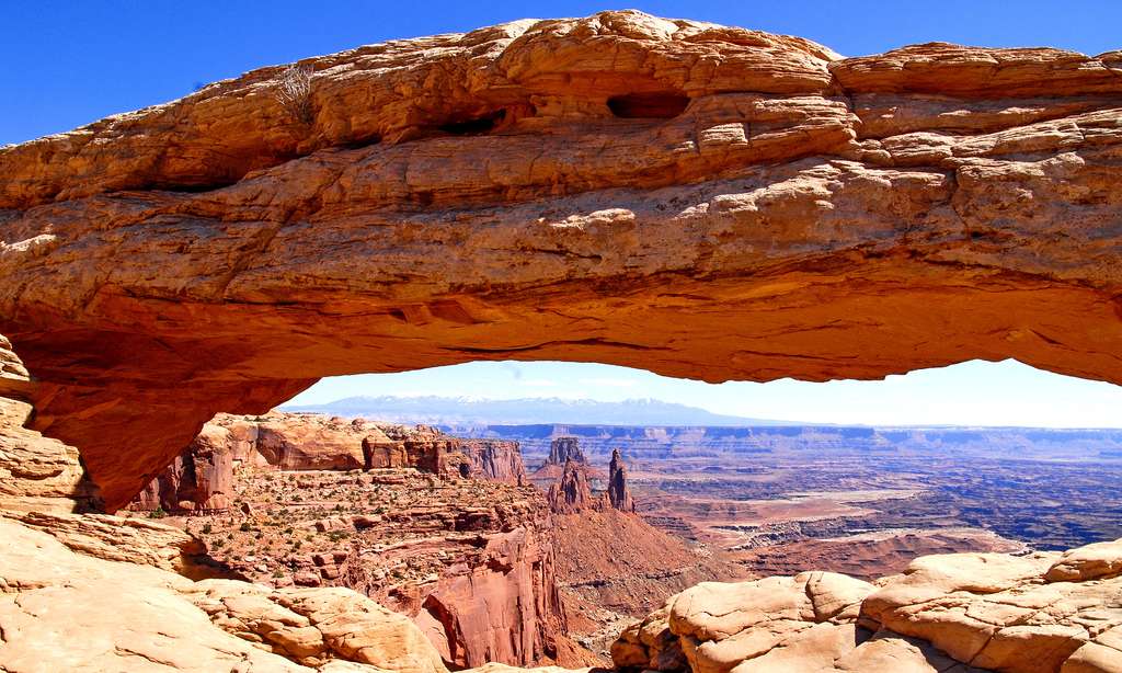 La plus célèbre des arches du parc : la Mesa Arch qui encadre un paysage majestueux. © Antoine - Tous droits réservés