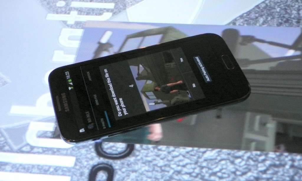 Une table qui interagit avec des smartphones Une table qui interagit avec des smartphones