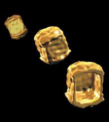 Trois boîtes, observées par tomographie cryo-électronique pour vérifier leur forme cubique et la présence d'un volume intérieur vide. Les deux premières, à gauche, sont fermées. La troisième, au premier plan et à droite, n'a que cinq faces. © Ebbe S. Andersen, Aarhus University