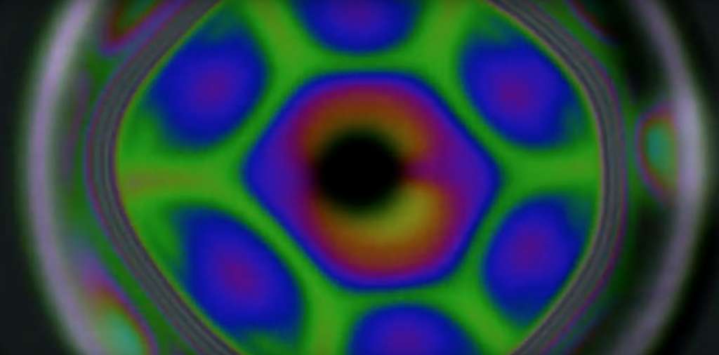 L’effet Marangoni explique les arcs-en-ciel qui décorent les bulles de savon. Les différentes couleurs révèlent l’épaisseur du film. Sur cette photo, on peut observer plusieurs flux Marangoni imbriqués les uns dans les autres. © Stanford University, capture d'écran YouTube
