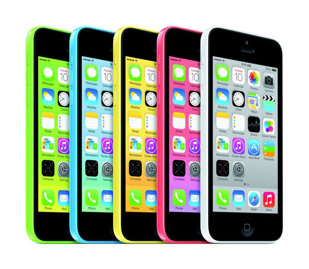  Apple n’a finalement pas cédé à l’appel du low-cost. L’iPhone 5C reprend la configuration de l’iPhone 5 dans une coque en polycarbonate et un éventail de cinq couleurs. Il se positionne comme un intermédiaire entre l’iPhone 4S et l’iPhone 5S. © Apple