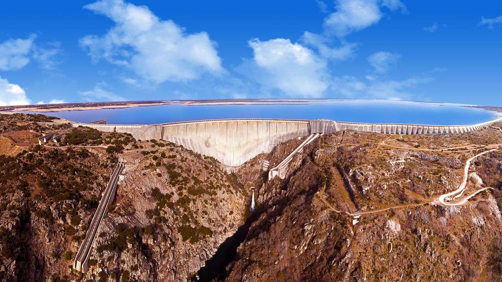 Le barrage d'Almendra, l'une des plus hautes structures d'Espagne Le barrage d'Almendra, l'une des plus hautes structures d'Espagne