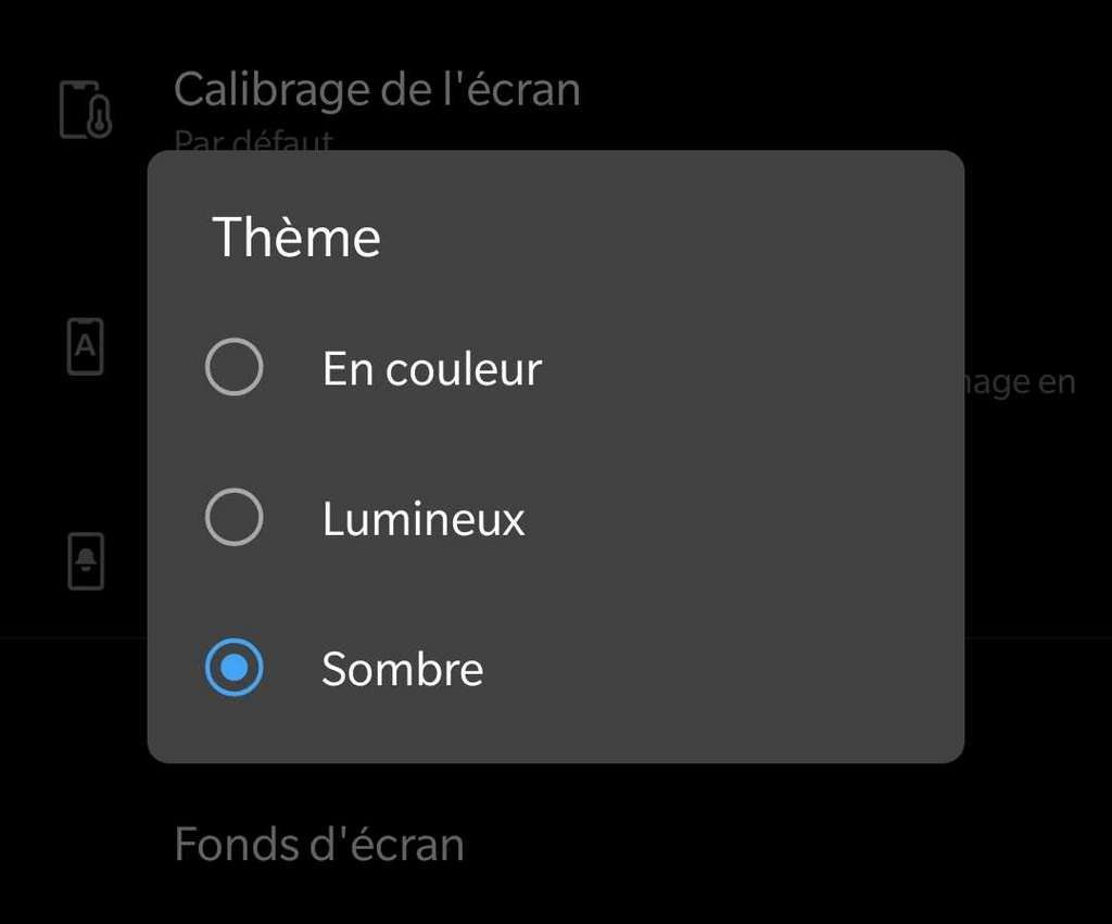 Déjà présent dans Android Pie, le thème Sombre sera présent de manière native et il sera appliqué à tout le système d'exploitation. © Futura
