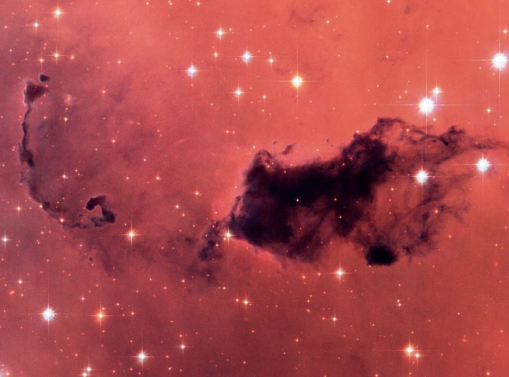 Exemple d’un « globule de Bok » photographié par Hubble au sein de la nébuleuse NGC 281. Les globules de Bok sont des nuages denses et froids (quelques degrés K), de gaz et de poussières, contenant de 10 à 50 masses solaires et dont le diamètre est de l'ordre d'une année-lumière. Observés vers 1940 par l'astronome américano-hollandais Bart Bok, ce dernier avait alors émis l'hypothèse qu'il s'agissait de régions subissant un effondrement gravitationnel débouchant sur la formation d'étoiles. Au début des années 1990, l'observation en infrarouge proche a effectivement permis de valider cette hypothèse. © Nasa, ESA, Hubble