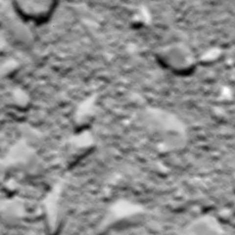 Image prise par la caméra grand-angle d’Osiris lorsque Rosetta était à environ 51 mètres de la surface de Tchouri. La résolution est de 5 mm par pixel. La largeur de l’image est de 2 mètres 40. © ESA, Rosetta, MPS for OSIRIS Team MPS, UPD, LAM, IAA, SSO, INTA, UPM, DASP, IDA