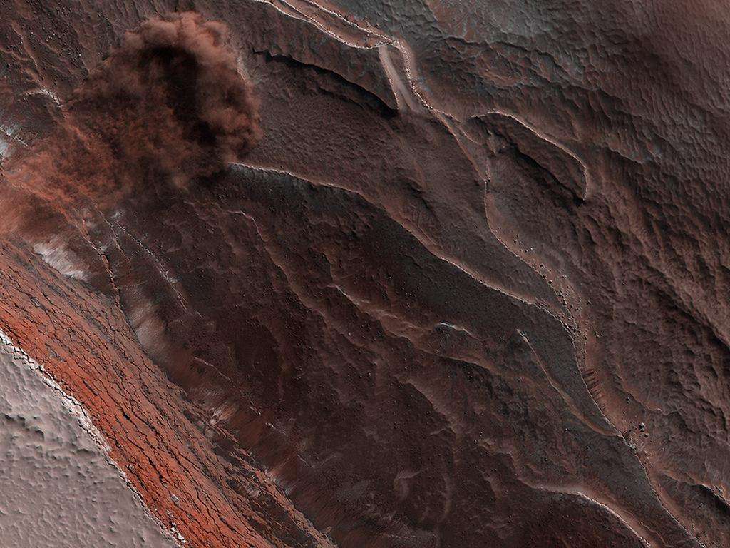 Le 29 mai 2019, HiRISE a donné l’alerte : des avalanches se sont déclenchées le long de falaises du côté du pôle nord de Mars. © Nasa/JPL-Caltech/Université de l’Arizona Le 29 mai 2019, HiRISE a donné l’alerte : des avalanches se sont déclenchées le long de falaises du côté du pôle nord de Mars. © Nasa/JPL-Caltech/Université de l’Arizona