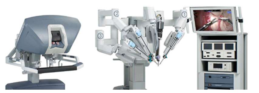 Le robot da Vinci, de la société Intuitive Surgical. De gauche à droite : la console de commande, le système à quatre bras s’installant au-dessus du patient, la colonne d’endoscopie avec l’image des instruments à l’intérieur du patient. © DR