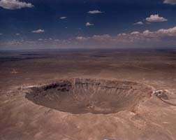 Le cratère Barringer, en Arizona, d'un diamètre de 1200 mètres et d'une profondeur de 300 mètres Il aurait été creusé par l'impact d'un astéroïde d'une trentaine de mètres de diamètre (Crédit : http://www.snowder.com)