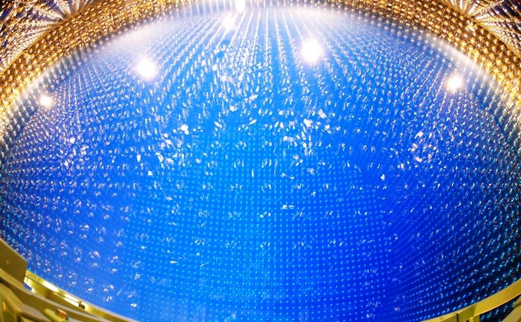 La cuve de Super-Kamiokande contient 50.000 tonnes d'eau avec, tout autour, des détecteurs épiant la lumière Cerenkov que peuvent provoquer certains événements dans le monde subatomique, comme des protons qui se désintègrent. © Kamioka Observatory, Institute for Cosmic Ray Research