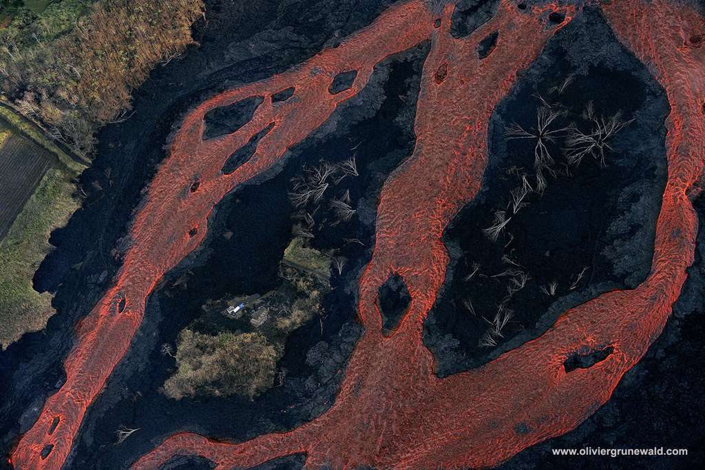 Les coulées de lave serpentent en terrain à peu près plat sur de nombreux kilomètres. © Olivier Grunewald, tous droits réservés.