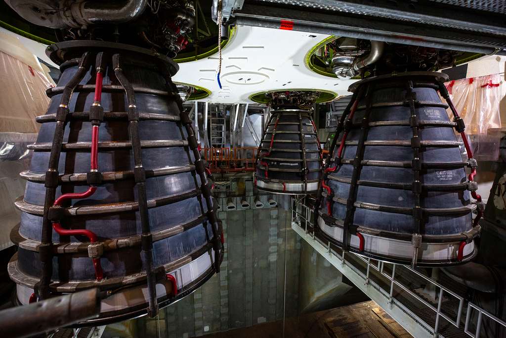 Les quatre moteurs RS-25 de l'étage principal du SLS. Ces moteurs ne sont pas nouveaux. Ils ont déjà volé en tant que moteurs principaux de la navette spatiale. À ce jour, la Nasa en dispose de 16, ce qui garantit quatre vols du SLS. Contrairement au moteur Raptor du Starship de SpaceX, les moteurs RS-25 ne sont pas réutilisables. © Nasa, Corey Houston