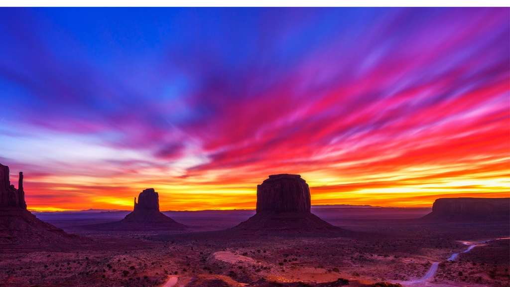 Un ciel de feu multicolore à Monument Valley, en Arizona, USA. © Canva