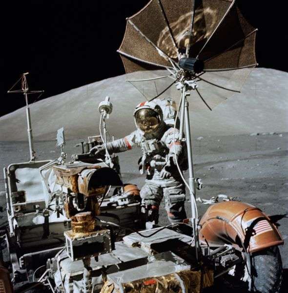 Eugene Cernan, commandant de la mission Apollo 17, s'approche du module lunaire LRV, l'un des véhicules motorisés à avoir roulé sur la Lune. Photo prise par Harrison Schmitt, le 13 décembre 1972. © Nasa
