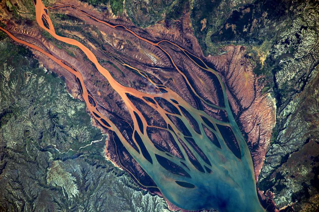 Vues du ciel, les couleurs du Betsiboka font sens : l'eau orangée est entourée des roches dans lesquelles elles attrape des sédiments lors de son pasasge. © ESA, Nasa, T. Pesquet
