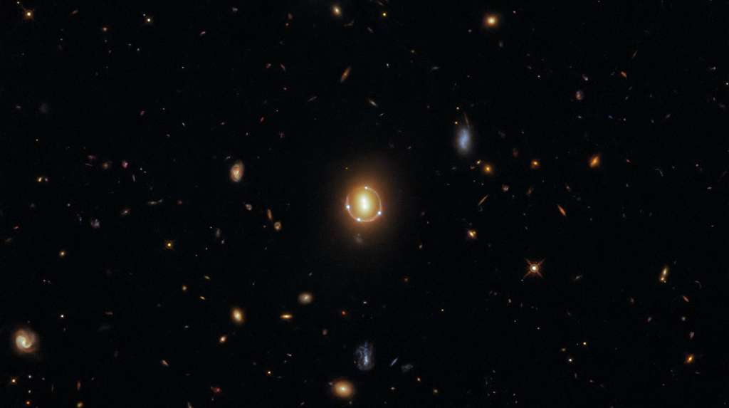 A great Einstein ring photographed by Hubble.  © NASA, ESA, Hubble