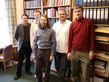 Figure 4. L'équipe de l'Experimental and Theoretical Quantum Optics groups de l'université St Andrews travaillant sur les analogues otiques des trous noirs et du rayonnement Hawking. De gauche à droite, Ulf Leonhardt, Scott Robertson, Christopher E. Kuklewicz, Steve Hill, Friedrich König. © Experimental and Theoretical Quantum Optics groups de l'université St Andrews Figure 4. L'équipe de l'Experimental and Theoretical Quantum Optics groups de l'université St Andrews travaillant sur les analogues otiques des trous noirs et du rayonnement Hawking. De gauche à droite, Ulf Leonhardt, Scott Robertson, Christopher E. Kuklewicz, Steve Hill, Friedrich König. © Experimental and Theoretical Quantum Optics groups de l'université St Andrews