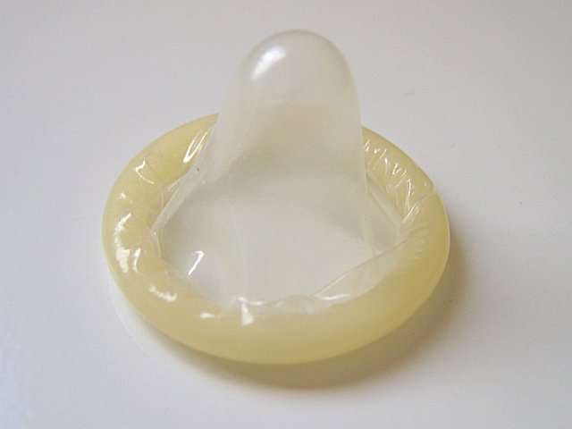 La thérapie antirétrovirale préventive ne dispense pas du port du préservatif. © DR