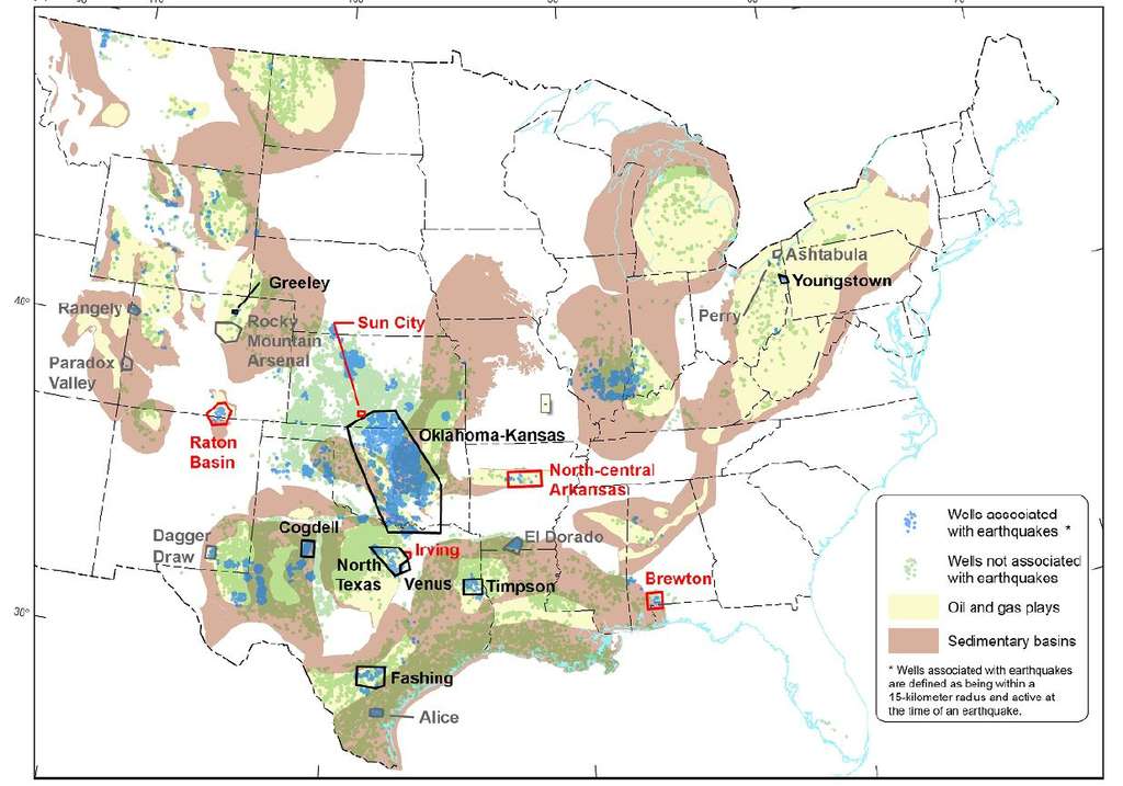 En bleu, les sites de forages associés à des séismes. En vert, les puits non associés. Le lien entre les deux a été établi quand un séisme s'est produit à moins de 15 km du lieu de forage. En jaune, les zones où se trouvent des réserves d'hydrocarbures. En marron, les bassins sédimentaires. (Cliquez sur l'image pour l'agrandir.) © USGS