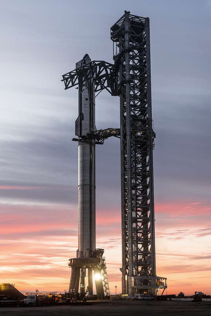 Haut de 120 mètres, un diamètre de 9 mètres et une masse au lancement de 5.000 tonnes pour la version opérationnelle, le Starship est ici vu sur son pas de tir de Starbase, la base spatiale de SpaceX située à Boca Chica, au Texas. © SpaceX