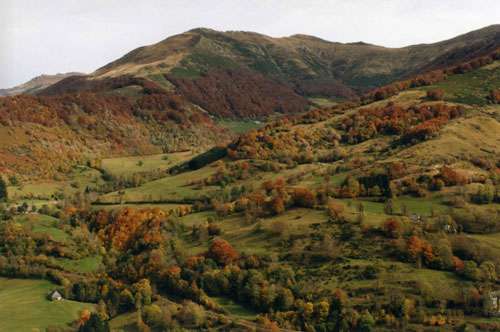 Monts du Cantal. © B. Navez, GNU Free Documentation License, Version 1.2