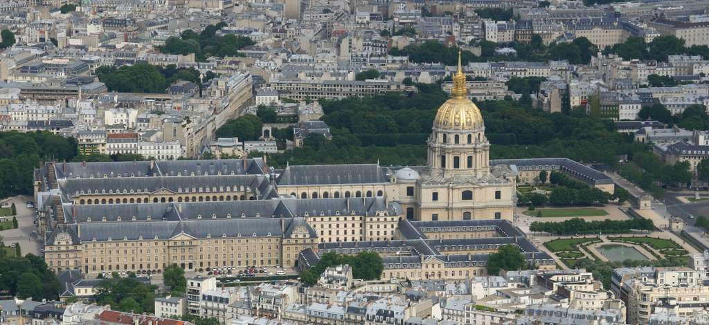 Vue générale de l'Hôtel des Invalides, Paris ; construction ordonnée par Louis XIV en 1670 pour accueillir les soldats et officiers blessés de ses armées. © Wikimedia Commons, domaine public